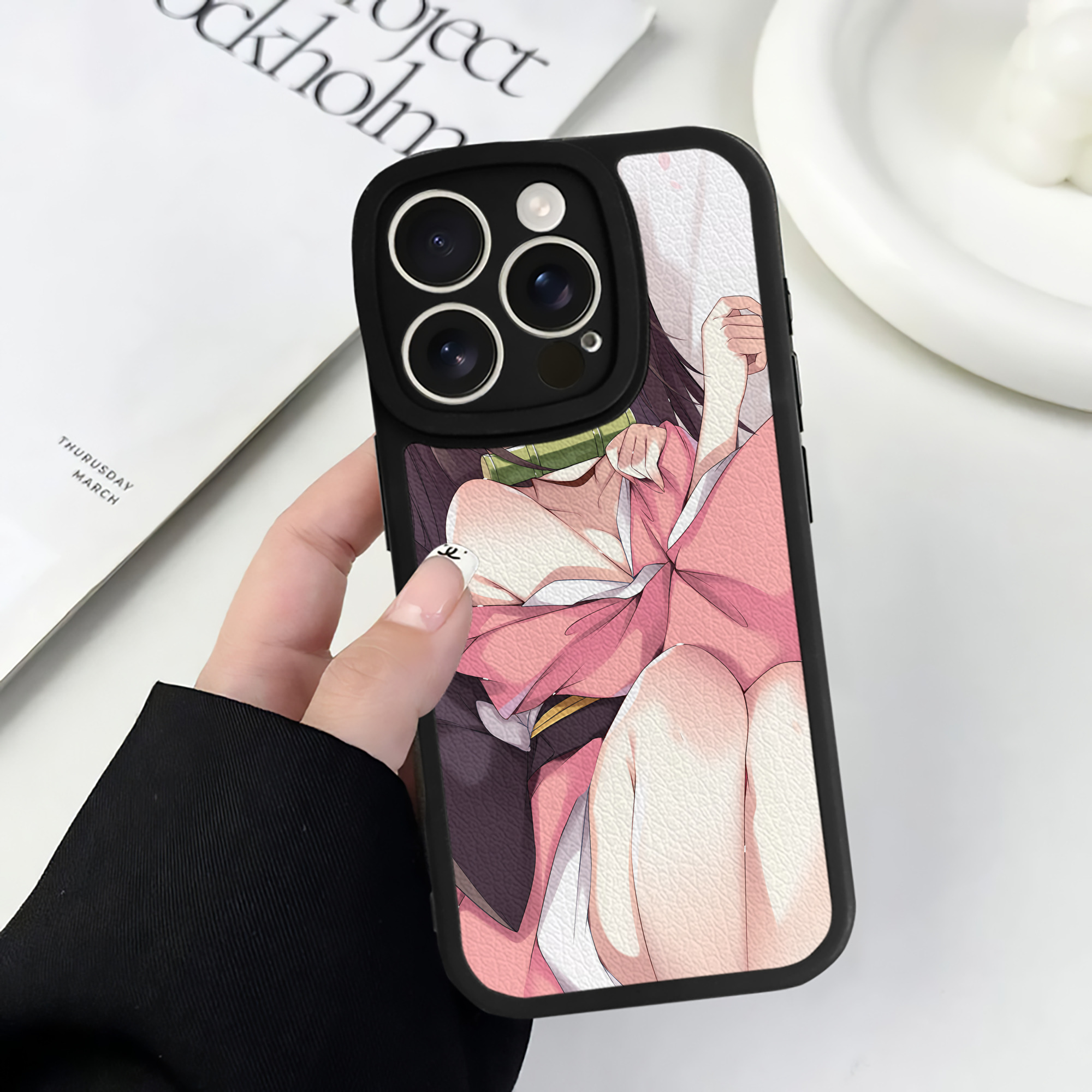 （画像用） 鬼滅の刃（きめつのやいば）竈門 禰󠄀豆子／かまど ねずこ Kamado Nezuko 【iPhone 16シリーズ対応】シリコンスマホケース（レザー調） 材質：シリコン